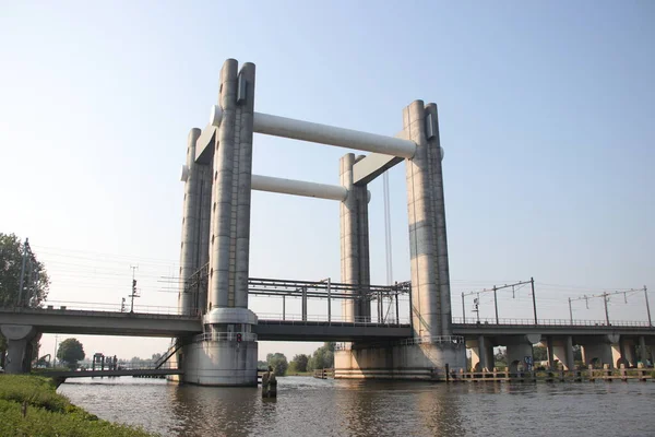 Вертикальный Подъемный Мост Бетона Через Реку Гуве Гауде Поездов Названием — стоковое фото