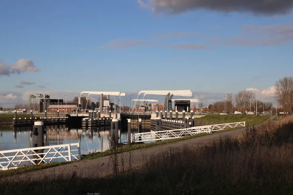 荷兰Gouda的Gouwe河双双闸 名为Julianasluis — 图库照片