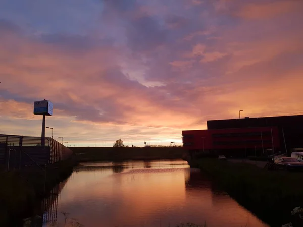 Красочные Облака Закате Отражаются Поверхности Воды Нидерландах — стоковое фото