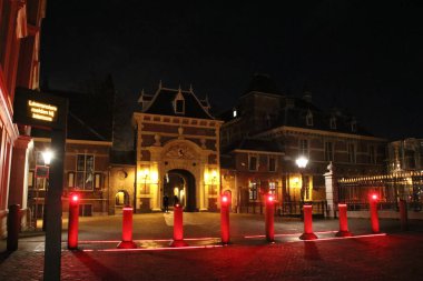 Hollanda 'nın Lahey kentindeki Binnenhof adlı hükümet merkezini korumak için kırmızı bariyerler yaktı