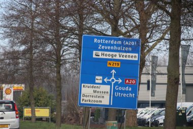 Hollanda 'da Nieuwerkerk ve Zevenhuizen arasındaki N219 bölgesel yolunda mavi yön işaretleri