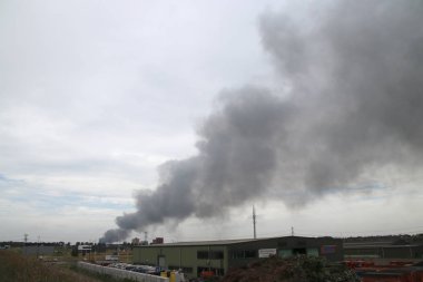 Rotterdam 'da bir garajın yandığı yerden 10 kilometre ötedeki yangından duman çıkıyor.