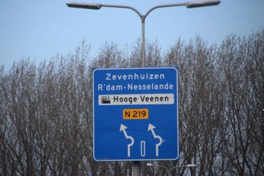 Hollanda 'da Nieuwerkerk ve Zevenhuizen arasındaki N219 bölgesel yolunda mavi yön işaretleri