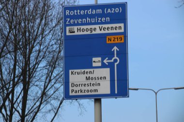 Hollanda 'da Nieuwerkerk ve Zevenhuizen arasındaki N219 bölgesel yolunda mavi yön işaretleri