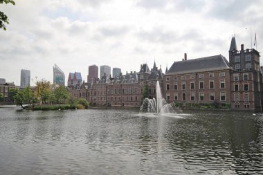 Hollanda, Lahey 'deki Binnenhof parlamento binasının önünde adı Hofvijver olan bir havuz.