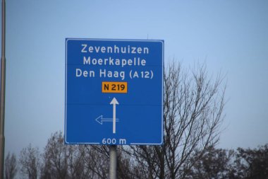 Hollanda 'da Nieuwerkerk ve Zevenhuizen arasındaki N219 bölgesel yolunda mavi yön işaretleri
