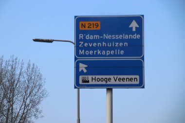 Hollanda 'da Nieuwerkerk ve Zevenhuizen arasındaki N219 bölgesel yolunda mavi yön işaretleri