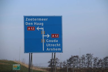 Hollanda 'daki Den Haag ve Zoetermeer' e giden A12 otobanındaki mavi yön işareti.