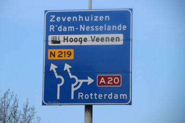 Hollanda 'da Nieuwerkerk ve Zevenhuizen arasındaki N219 bölgesel yolunda mavi yön işaretleri
