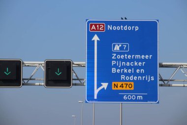 Hollanda 'daki Den Haag ve Zoetermeer' e giden A12 otobanındaki mavi yön işareti.