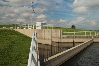 Rotte Nehri 'nden Eendragtspolder için su körfezi. Bu polder Rotterdam 'da su baskınını önlemek için 4 milyon litre su depolamak için kullanılır.