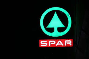 Hollanda 'daki Lahey' in şehir merkezinde gece vakti süpermarket kapışması logosu aydınlandı