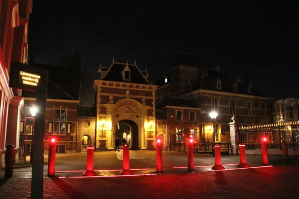 Czerwone Oświetlone Bariery Celu Ochrony Centrum Rządowego Nazwie Binnenhof Centrum — Zdjęcie stockowe