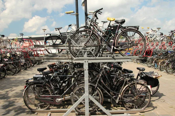 Полная Двухэтажная Парковка Велосипедов Железнодорожной Станции Зволле Нидерландах — стоковое фото