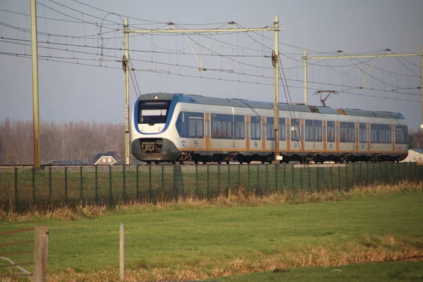 Lokalny Pociąg Podmiejski Skrzyżowaniu Kolejowym Nieuwerkerk Aan Den Ijssel Holandii — Zdjęcie stockowe