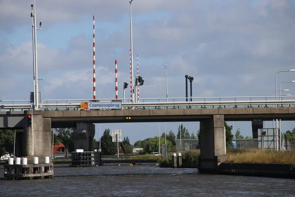 Γέφυρα Πάνω Από Διώρυγα Του Gouwe Όνομα Coenecoopbrug Μεταξύ Gouda — Φωτογραφία Αρχείου