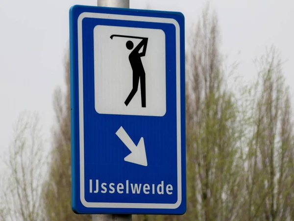 Kierunek Znak Niebieski Biały Graczem Golfa Strzałka Bezpośrednio Golfbaan Ijsselweide — Zdjęcie stockowe