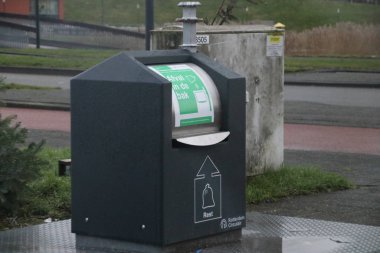 Hollanda Rotterdam 'da dinlenmek için yeraltı konteynırı atık çöpü