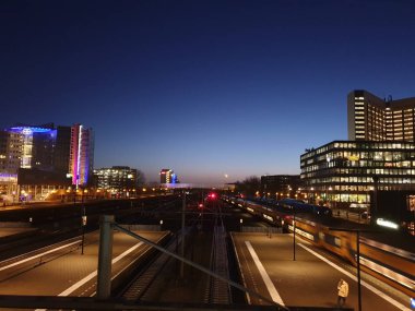 Hollanda 'daki Amsterdam Sloterdijk tren istasyonunun iş bölgesinde güneş doğuyor.