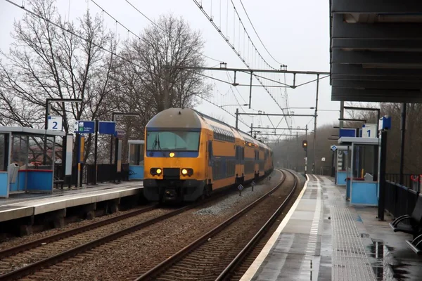 Ddz城际列车沿着荷兰Nieuwerkerk Aan Den Ijssel月台开往鹿特丹 — 图库照片