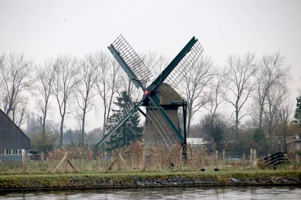 Historický Větrný Mlýn Knipmolen Vorschotenu Podél Řeky Vliet Nizozemsku — Stock fotografie