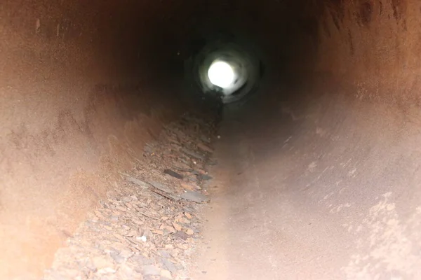 工地生锈的钢管运送沙土 — 图库照片