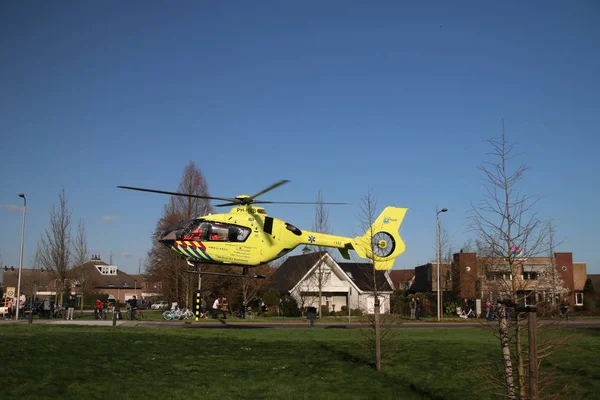 Elicottero Paramedico Atterrato Piccolo Campo Erba Incidente Emergenza Medica Zevenhuizen — Foto Stock