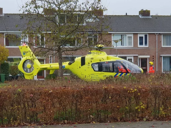 Paramedische Helikopter Geland Grasveldje Voor Medisch Noodgeval Nieuwerkerk Aan Den — Stockfoto