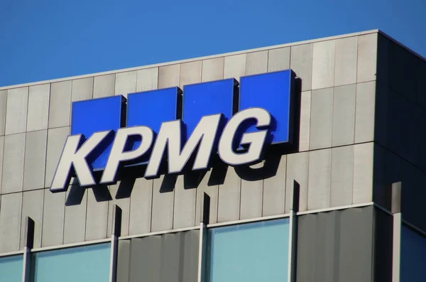 Hollanda 'nın Lahey bölgesindeki Ypenburg bölgesinde bir muhasebe ve danışmanlık şirketi olan Kpmg' nin adı ve logosu.