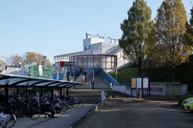 Rotterdam ve Gouda arasında Hollanda 'daki Nieuwerkerk aan den Ijssel tren istasyonu