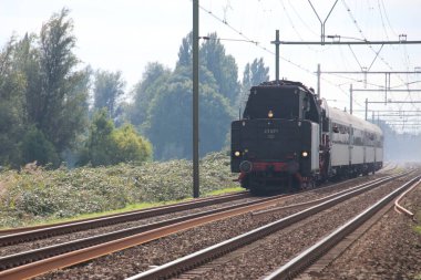 Nieuwerkerk aan den Ijssel pistinde çalışan eski bir buhar lokomotifi. 