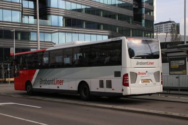 Utrecht ve Breda arasında hızlı otobüs ulaşımı için platformda kırmızı ve beyaz brabantliner otobüsü