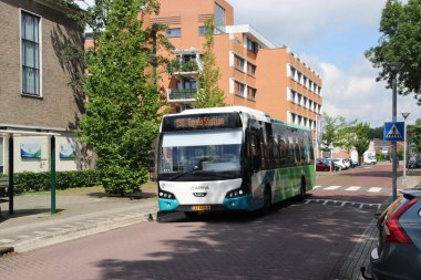 Gouda ve Rotterdam arasındaki yeşil ve beyaz bölge otobüsü Nieuwerkerk aan den Ijssel 'den geçiyor.. 