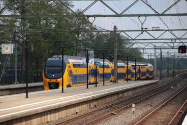 Amsterdam ve Lahey arasındaki İstasyon Den Haag Mariahoeve platformu boyunca Virm çift katlı şehirlerarası tren