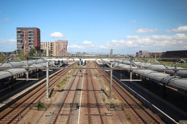 Gouda ve Utrecht arasındaki Woerden tren istasyonu. Renkli tuğlalı eski binalar.