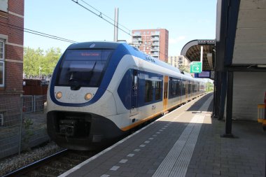 Gouda ve Utrecht arasındaki Woerden tren istasyonu ve platform boyunca Slt tren