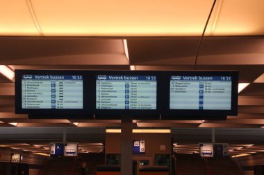 Bölgesel otobüsler için Zwolle merkez istasyonunun dijital kalkış bilgileri. 