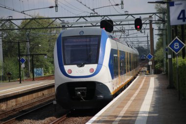 Amsterdam ve Lahey arasındaki Den Haag İstasyonu 'nda Slt banliyö treni var.