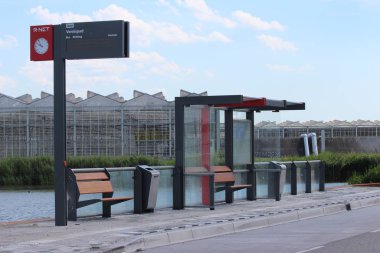 Lansingerland Zoetermeer tren istasyonunda yolcuları olmayan yalnız otobüs durağı.