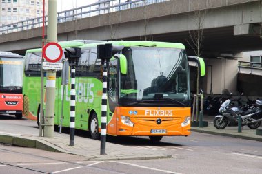 Den Haag Merkez İstasyonu 'ndaki uluslararası otobüsler için otobüs durağında Flixbus.