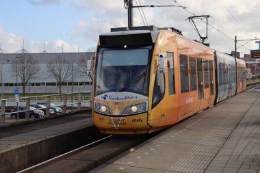 Randstadrail 'in tren aracı, tren istasyonu Forepark' taki platformda Lahey ve Zoetermeer arasında tramvay tipi tramvay bulunuyor.