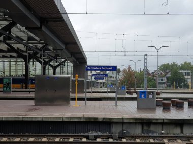 Ulusal ve uluslararası trenleri olan Rotterdam Centraal İstasyonu  