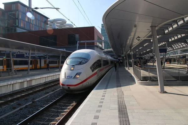 Berlin 'den Amsterdam' a Utrecht merkez istasyonu boyunca uzanan uluslararası Buz Treni