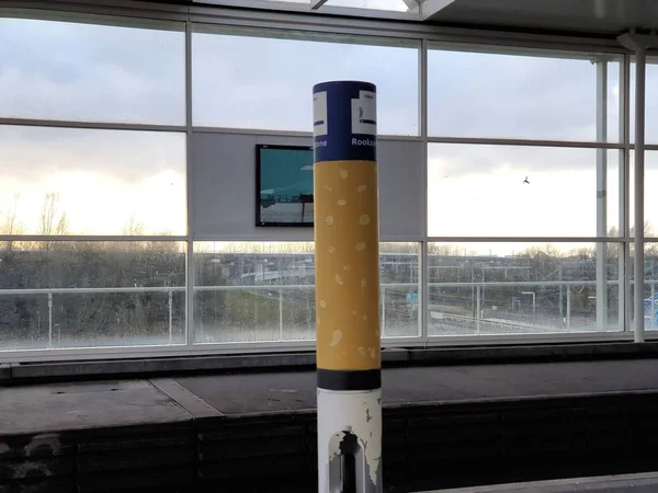 Abfallbehälter Für Asche Und Sigaret Der Raucherzone Bahnhof Duivendrecht — Stockfoto