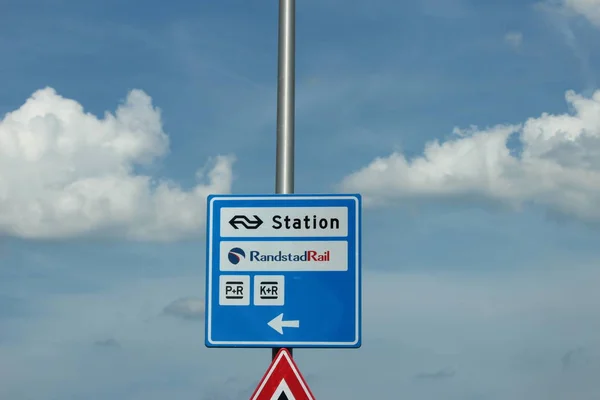 Panneau Direction Bleu Blanc Vers Gare Ferroviaire Routière Tram Lansingerland — Photo