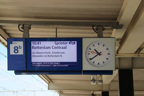 Informationsdisplay Plattformen För Gouda Station Nederländerna Med Reseinformation För Tåg — Stockfoto