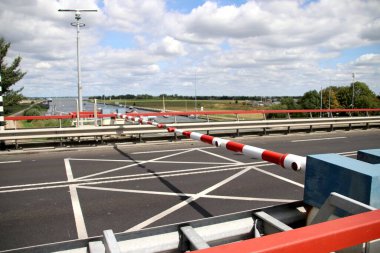 Lemmer 'deki Prinses Margrietsluis adlı sualtı tesisi Ijsselmeer' i Frysland 'deki tüm kanallara ve göllere bağlamak için.