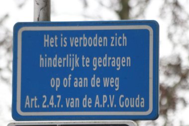 Gouda 'nın yerel yasalarına göre baş belasıyla takılmanın yasak olduğunu Flaman dilinde imzalayın.