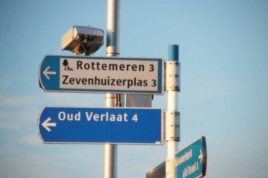 Hollanda 'daki Rottemeren ve Zevenhuizerplas ve villige istikamet işareti.