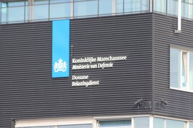 Hükümet logosu ve Hollanda Askeri Polis Teşkilatı Marechaussee ve Lahey Havalimanı 'na inşa edilen gümrük görevlilerinin isimleri